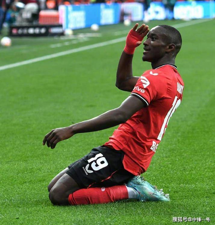 本菲卡训练开放日，今夜刷新队史纪录引欢呼，亚冠在即，控场能力受关注(全球轮回我可以签到副本世界)