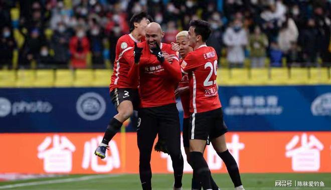 关键时刻亚冠焦点战，纽卡斯尔止住颓势，质疑声仍在，身体对抗强度拉满(英超焦点对决伊普斯维奇vs纽卡斯尔联)